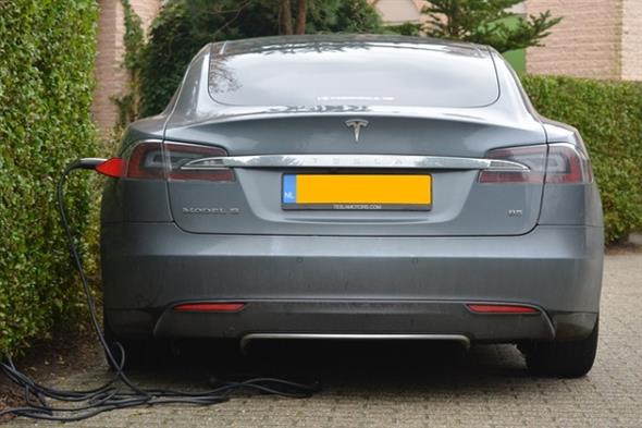 Electric car charging outlets to be required in all new homes: report